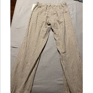 Super Cute flowy pants for the summer! Can be dressed up or down.